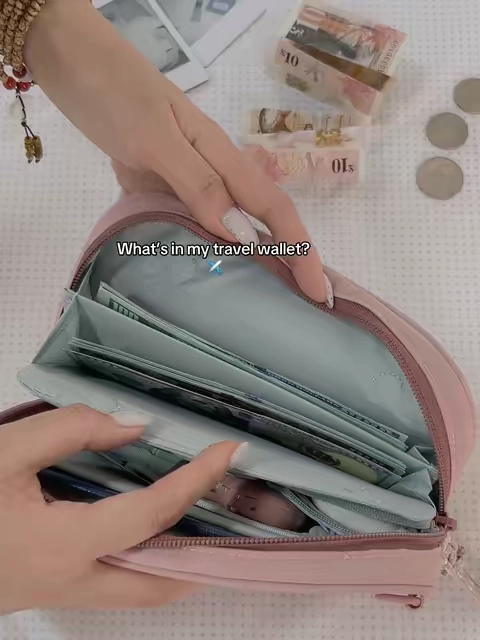 Everything I need before heading to the airport.#travelesentials #traveltok #travelwallet #bagsmart 