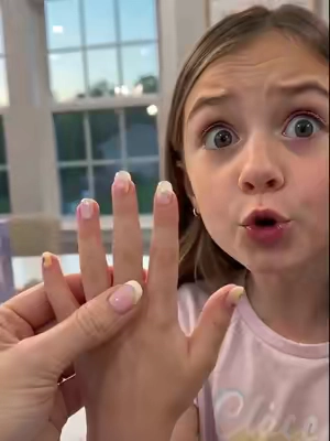 The perfect gift for your girl 😍🎀#qiekpressonnailskitforkids#pressonnails#tiktokshopsummersale #qiek#mommyandme