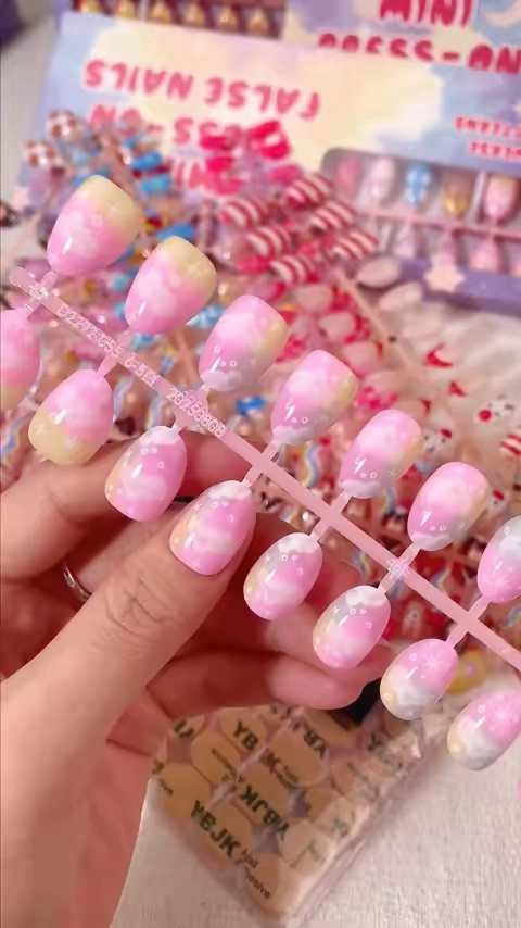 Safe, cute, perfect gift for your girl 💖#qiekpressonnailskitforkids#pressonnails#fyp#qiek#tiktokshopsummersale 