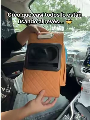 Yo también lo usaba así... hasta que vi esto. 🤯  #organizadordeauto #caraccessories #carorganizer #carstoragebox  #phoneholdercar 