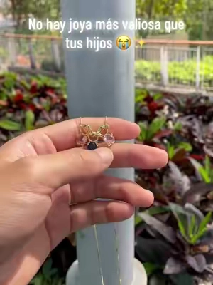 Este collar se ve pequeño, pero para una mamá significa el universo entero. Porque cuando ves a tus dos niñas y a tu niño convertidos en un detalle tan delicado, entiendes que el verdadero lujo siempre fue tenerlos a ellos. #joyaparámamá #mamádetres #regaloemotivo #hijos #viral