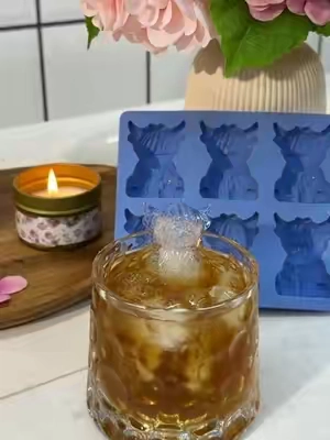 How cute is this Highland cow ice mold? Makes whiskey, soda, even iced coffee way more fun!#HighlandCow #IceCubeMold #3DIceCube #PartyEssential #ice 