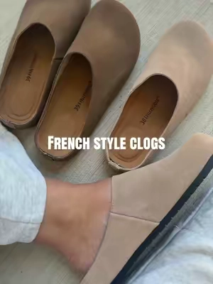These clogs are the perfect fall transition shoe! The sleek style is cozy but still elevated! #clogs #clogshoes #falltransitionoutfit #cozystyle #clogstyle 