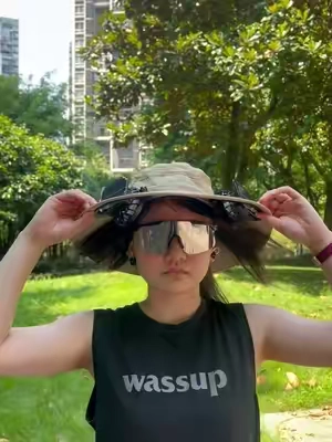 solar fan hat saved me from the heat! It runs on solar power but you can also charge it by cable Perfect for hiking, fishing, gardening or just so you don't melt on the street Grab the discount before it's gone! #fan #OutdoorGadgets #SolarFanHat #TikTokFinds #DealsForYouDays