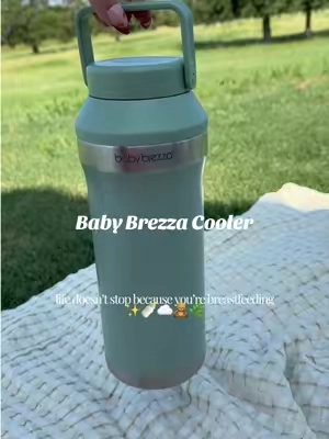 I didn’t leave the house without this cooler 🫶🏻 you can also use for formula or regular milk of course, love things that make mom life earlier #babybrezza #breastmilkcooler #newmom #pumpingmom #breastfeeding 