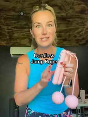 Busy mom? This cordless jump rope makes it easy to squeeze in a quick workout at home. 💪 Even 10 minutes counts. 🤍 #momfitness #homeworkout #busymomhack #workoutmotivation 