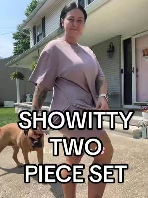 Love this set! No chub rub and hides the mom belly and arm fat 🙌 #twopieceset #showitty #momfit #momstyle #momootd 