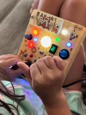 Keep little hands busy wherever you go! 🙌 This Montessori busy board is the perfect quiet fidget toy for the car, restaurants, appointments, or your diaper bag. It’s small, portable, and keeps kids engaged while practicing fine motor skills! #MontessoriToy #BusyBoard #ToddlerActivities #FidgetToy #MomFinds
