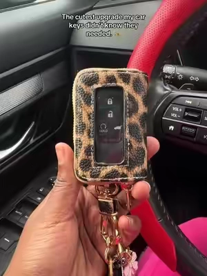If you know me, you know I love the little details. 🤎🐆 This leopard key holder instantly upgraded my car keys and keeps everything looking cute, organized, and easy to grab. Sometimes it’s the little accessories that make the biggest difference. ✨  #caraccesories #leopardprint #keyholders #aestheticvibe 