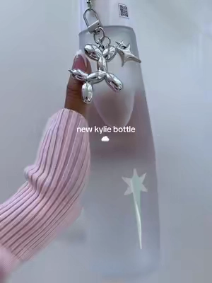 girly things 🎀 #k20 #waterbottle #bottle #kyliejenner #cleangirl 