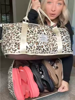 the ultimate travel bag ✨ #dufflebag #weekenderbag #travelbag #carryonbag 