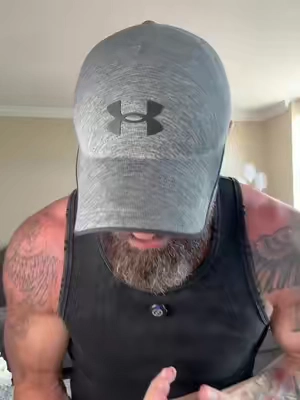 The right gym gear isn’t always about lifting more—sometimes it’s about wearing something that stays comfortable from your first set to the rest of your day. This has become one of my favorite training essentials because it’s lightweight, breathable, and easy to wear long after the workout ends. . #GymGear #UnderArmour #StealthForm #MensFitness #WorkoutStyle 