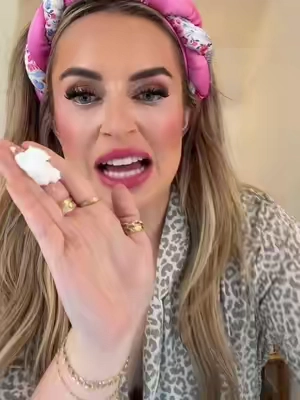 I don't understand the magic at alllll @CeraVe #makeupmelter #makeupbalm #makeupremover #ceravepartner #facecleanser 