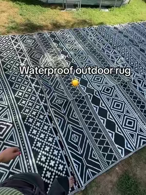 The perfect summer outdoor rug and it’s HUGE! ☀️ #outdoorrug #rug #washable #patiomakeover @GARVEE 