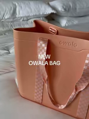 The details make this one worth it 🤍 It folds flat for travel, has a zipper, water-friendly material, soft shoulder straps, and even comes with a matching essentials pouch. One of those bags you’ll use way beyond the beach ☀️✨💁🏼‍♀️ @Owala  #owala #beachbag #travelessentials #summerfinds #tiktokshopfinds   