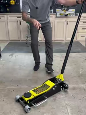 A really nice low profile Jack! #tiktokshopsummersale #automotive #mechanic #cars #mechaniclife 