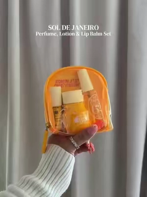 Oh my goodness, it smells SO GOOD. It’s addictive 😮‍💨🤌🏻💋 Perfect to keep in your purse, gym bag or carry -on bag. #soldejaniero #soldejaneiro62 #fragrancetok #bagessentials #forthegirls @Sol de Janeiro 