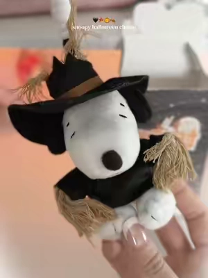 the cutest blind box bag charm for Halloween 🖤🧡🎃 #snoopy #charliebrown #halloween #blindbox #snoopyhalloween 