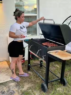 Si alguna vez has probado una carne hecha al carbón, sabes que el sabor no tiene comparación. 🔥🥩 Hoy les muestro un horno para BBQ con control de altura del carbón, medidor de temperatura, parrillas laterales, ahumador, abridor de botellas y todo el espacio que necesitas para cocinar como un profesional. Si disfrutas las parrilladas en familia y cocinar al aire libre, este video es para ti.#parrilladecarbon #TikTokShopFinds #hogar #charcoalkiln 