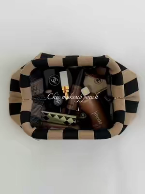 #makeupbag #girlythings #chicaesthetic #makeuppouch #clutchbag 