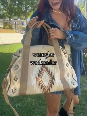 Overpackers, assemble. 🤎 This western weekender fits everything I need for a weekend away without sacrificing style. Travel bag, carry-on, overnight bag… she’s doing it all. ✈️✨ #TikTokShop #WeekenderBag #TravelEssentials #CarryOnBag #tiktokshopsummersale 