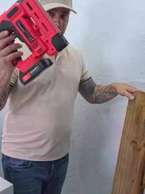 Si necesitas una pistola de clavos y grampas esta es muy buena conoda y facil de recargar trae 2 baterias y cargador #pistoladeclavos #grampas #carpinteria #carpintero 