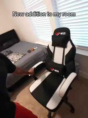 The cushion also vibrates if you want it to #gamingchair #gaming #comfortable #GamingOnTikTok 