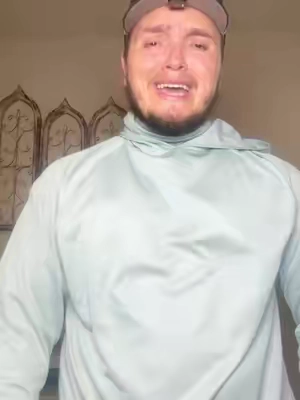 Men’s sun protection hoodie with built-in face cover designed for construction workers, roofers, landscapers, and anyone working outdoors. Lightweight, breathable fabric helps protect your skin from the sun while reducing exposure to dust and pollen during long workdays. Stay cool, comfortable, and covered all shift long.