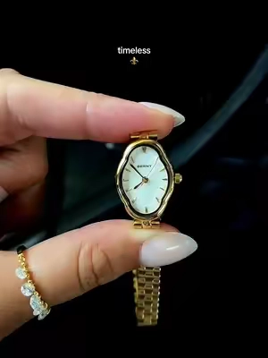 yet keeps the time perfectly #goldwatch #womenswatch 