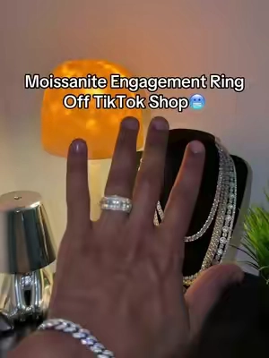 #moissanite #engagementring #moissanitejewelry #moissanitevsdiamond #ring 
