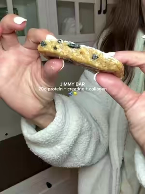 The blueberry lemon Jimmmy bars are so delicious with 20 g of protein, creatine and collagen, my go to snack! #JimmyBar #ProteinBar 