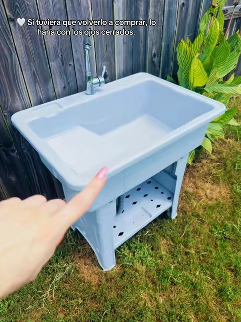 Si buscas un lavadero que además de práctico se vea bonito, este definitivamente vale la pena. Incluye grifo con giro de 360°, conexiones para agua fría y caliente, tabla para restregar removible, amplia tina, repisa inferior para almacenamiento y una base resistente que soporta hasta 154 lb. Es perfecto para el patio, laundry room, garaje, jardín o cuarto de limpieza. Puedes usarlo para lavar ropa, zapatos, herramientas, cubetas, artículos de jardinería e incluso bañar a tus mascotas. Además de hacer el trabajo más cómodo, le da un toque limpio, moderno y organizado a cualquier espacio. 🛒 Lo encuentras en el carrito naranja sobre mi nombre. #lavadero #sink #patio #tiktokshopcreatorpicks #tiktokshopsummersale . . . . . . . . . . CNCEST Modern Freestanding Plastic Rectangle Wash Tub with Washboard, Faucet, Storage Cabinet, 31.5" Height Utility Sink, 154lb Capacity, Rotatable Hot-Cold Spout, 1* Drain Pipe, Lightweight Bathroom Fixture for Garage, 78.7*56Cm,home essentials laundry room ideas, garage organization ideas, backyard sink, outdoor washing station, utility sink for laundry room, sink for garage, sink for mud room, sink for cleaning tools, sink for hand washing clothes, best utility sink for home, laundry room makeover, garage makeover ideas, wash station for pets, sink for gardening, patio laundry sink, where to wash muddy shoes, lavadero para lavar ropa a mano, lavadero para patio, lavadero para garaje, lavadero para jardín, lavadero para cuarto de lavado, lavadero para bañar mascotas, lavadero para herramientas, organización del laundry room, organización del garaje