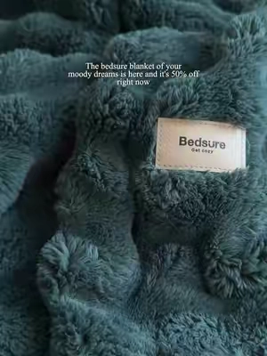 Fall semester is here, and this ultra soft CloudBubble blanket makes such a thoughtful gift for your female friends moving into dorms! The 3D bubble texture feels so gentle against skin, it works for all seasons whether you're snuggling during cool autumn nights or cranking the AC in summer. #GiftForHer #DormEssentials #FallCozy #SoftBlanket #summervibe #summervibes☀️ #SummerWins #DealsForYouDays #backtoschoolshopping #bedsure #autumnvibe