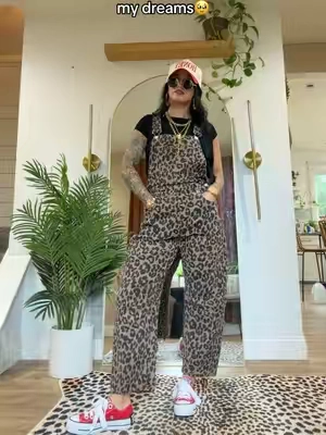 This is the color leopard khaki in a size small and I’m 5’3 & 133 lbs 