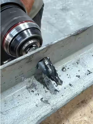 Una sola broca puede servir para perforar agujeros de varios diámetros.#TikTokshop #drillbits #metalworking #tooltok #diytools 