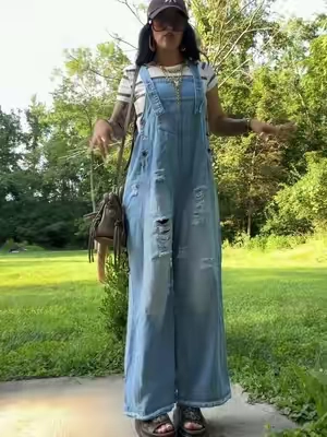 I’m 5’3 & 133 wearing a medium in the light blue wash. 