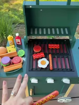 The cutest little wood grill for pretend play 🥹 #toddleroutdooractivities #toddleractivities #kidsoutdoorplay #kidsoutdooractivities #kidssensoryactivity 
