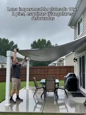 ¿Estás cansado de que tus cosas se mojen con la lluvia? ¡Esta lona plateada es tu solución ideal! Cuenta con una excelente resistencia al agua, ayuda a minimizar filtraciones si se acumula agua encima. Sus bordes termosellados y los ojales metálicos por todo el contorno permiten sujetarla muy fácilmente. También aguanta rasgaduras y refleja rayos solares para proteger tus pertenencias del desgaste por el sol. Soporta climas cambiantes, es ligera y se dobla en tamaño pequeño para guardarla en cualquier rincón. La usan muchísimas personas para cubrir piscinas, muebles de jardín, vehículos, mercancías almacenadas, herramientas de obra y hacer refugios temporales en camping. #WaterproofTarp #OutdoorTarpaulin #HeavyDutyCover #GardenSupplies#UVProtectiveTarp
