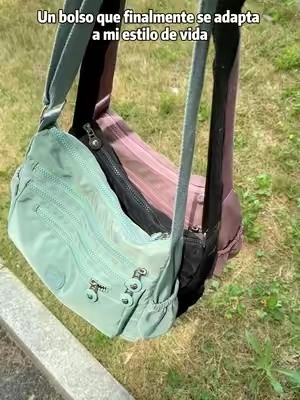 La carterita ideal para tus tardes de verano. Compacta por fuera, pero con espacio suficiente para llevar todo lo que necesitas con estilo y comodidad.#SummerStyle #CarteraMujer #FashionFinds #bag #bagforwomen