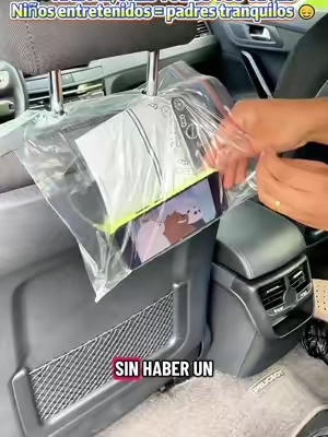 Los viajes son mucho más tranquilos cuando los niños van entretenidos 🙌 Sirve para móviles y tabletas, se ajusta fácilmente y gira 360°. #tiktokshopfinds #carhack #momlife #roadtrip #caressentials