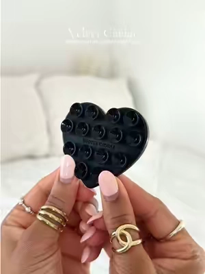 the cutest way to stick your phone to hard surfaces! these are small but VERY mighty 🖤 @velvetcaviar #velvetcaviar #suctionphonemount #phonegrip #phoneholder #phonecase 