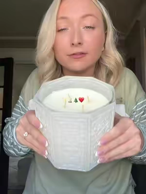 this candle smells like a Christmas desert ❤️🕯️ #candle #christmas #christmascandle #christmasdecor #candles 