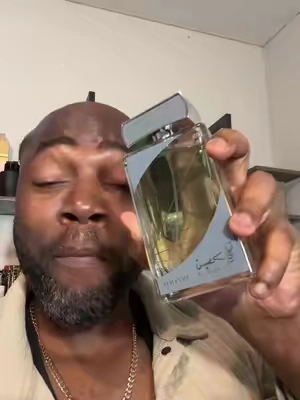 #creatorsearchinsights Najdia Intense de Lattafa Perfumes huele a una mezcla fresca, frutal, verde y marina. Destaca por sus notas de salida dulces y mentoladas, y un fondo limpio y amaderado