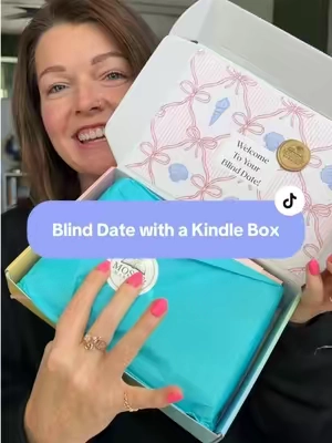 I need ALL the limited edition themes now 😍😍 #blinddatewithakindle #blinddatewithabook #kindlegirlies #kindledecorating #kindlestickers 
