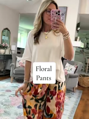 The perfect floral wide leg pants for vacation or the office! They’re true to size. I’m 5’7” 140 in a medium. @Bsubseach 