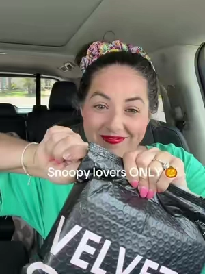 @Velvet Caviar yall the snoopy phone case?!!!! 
