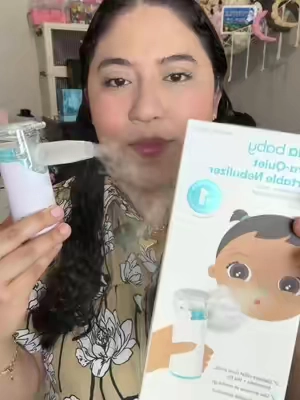 Ayuda a que las sesiones de nebulización sean mucho más cómodas gracias a su diseño portátil, silencioso y pensado para los más pequeños. #FridaBaby #Bebés #MamáYBebé #EsencialesParaBebé #mamaprimeriza 