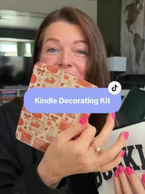 these also make amazing gifts for the book readers in your life 👀 hint hint… lmao #kindlegirlies #kindledecorating #kindleaccessory #kindlestickers #blinddatewithabook 