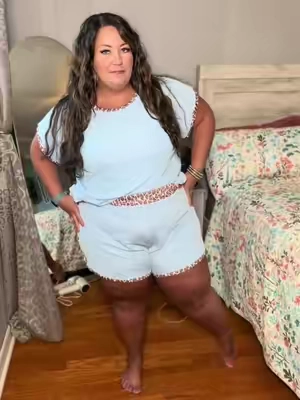 I sized up to the size 3x, normal size 2x/18. I love how this fits. I have this color, the mint and the black!! Go to set for sure! #plussize #plussizefashion #twopieceset #twopieceoutfit #twopiecesets 