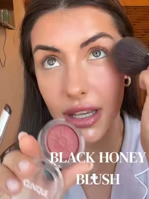 The ICONIC black honey lipstick in a blush?!🖤🍯 @Clinique @Clinique Store #Clinique #BlackHoney #cliniquesbdchallenge #blush #tiktokshopcosmetics 